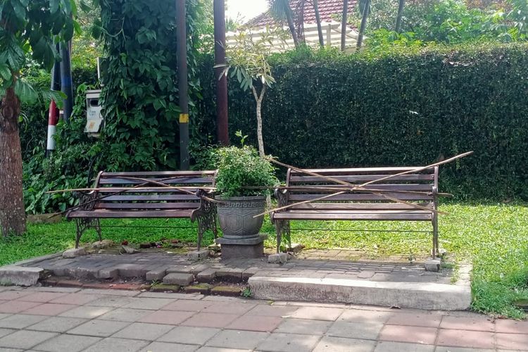 Kondisi bangku taman yang berada di Jalan Besar Ijen, Kota Malang disegel. 