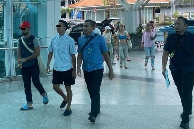 Dua pria warga negara Malaysia, berinisial MEBJ (28) dan AABA, (29), saat dideportasi melalui Bandara Internasional I Gusti Ngurah Rai, Badung, Bali, Rabu (29/11/2023). Keduanya dideportasi setelah menjalani hukuman penjara atas kasus penyelundupan Narkotika ke Bali.