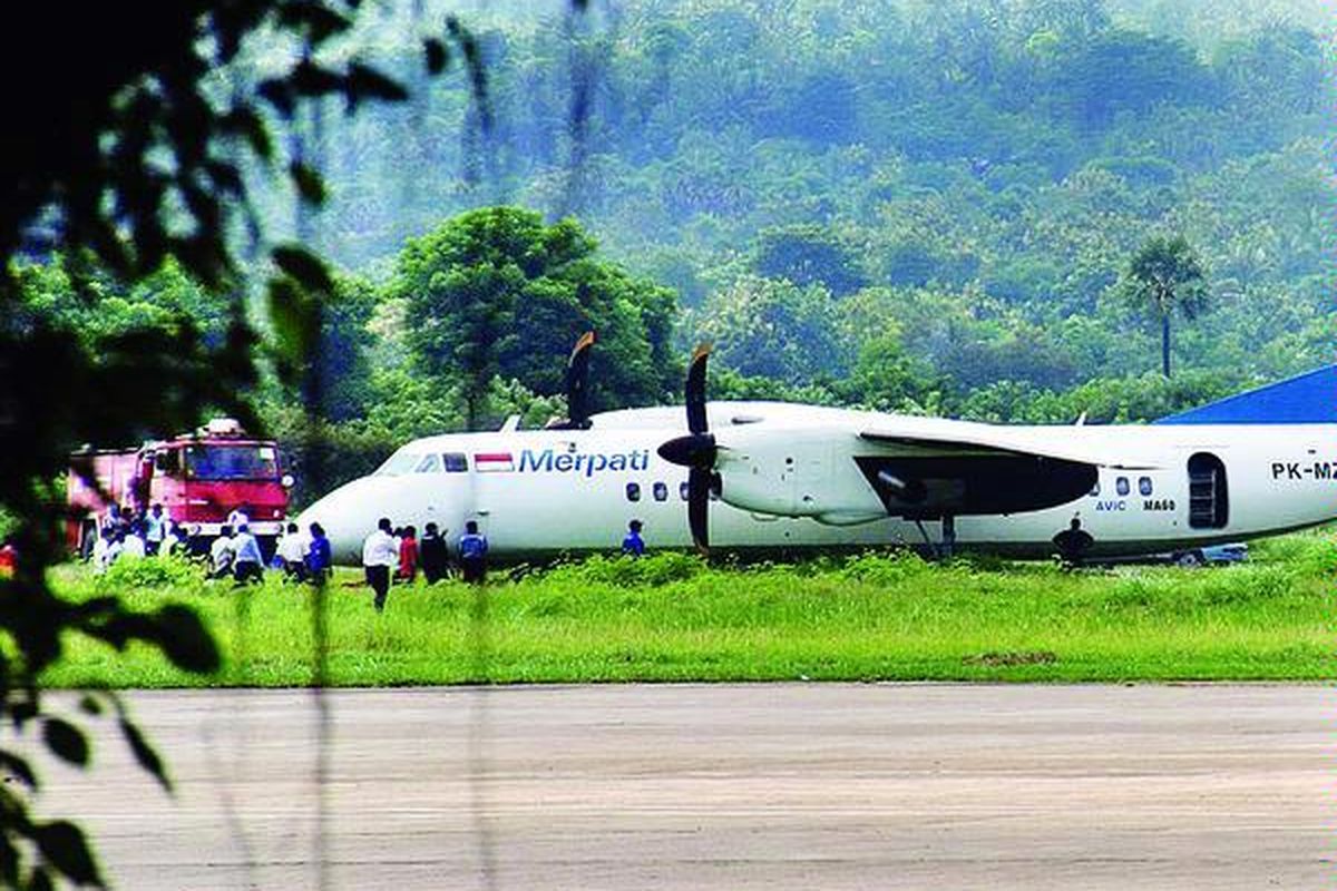 Pesawat Merpati tipe MA 60 dengan nomor penerbangan MZ 6504 yang dipiloti Sucipto, Sabtu (19/2 ) pagi, gagal terbang ke Ruteng di Flores, Nusa Tenggara Timur, akibat gangguan mesin ketika pesawat melintasi landasan pacu menuju titik start di Bandara El Tari, Kupang.