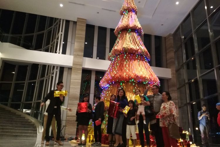 Resinda Hotel Karawang menghadirkan pohon Natal setinggi 9 meter berbahan kain songket. 