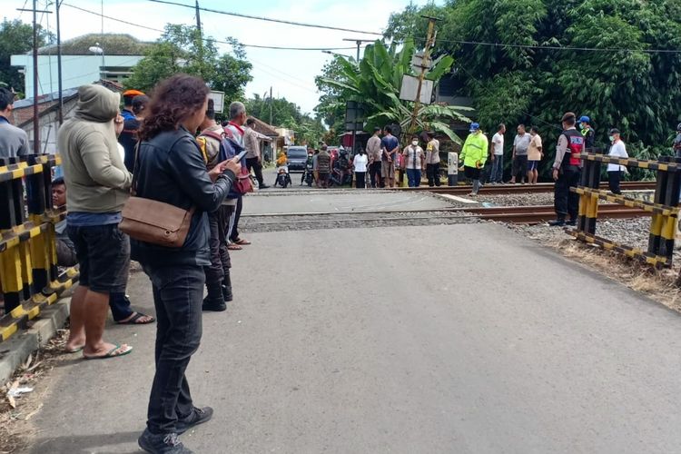 Suasana di lokasi kecelakaan Ka vs Xenia di perlintasan sebidang Sumpiuh, Kabupaten Banyumas, Jawa Tengah, Rabu (23/2/2022).