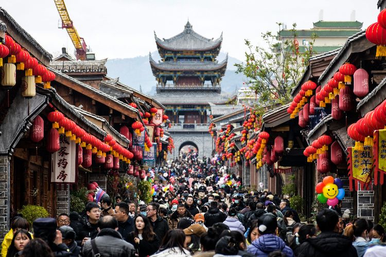 Orang-orang mengunjungi kota kuno Jianchang saat liburan Festival Musim Semi di Xichang, Provinsi Sichuan, China Barat Baya, pada 27 Januari 2023