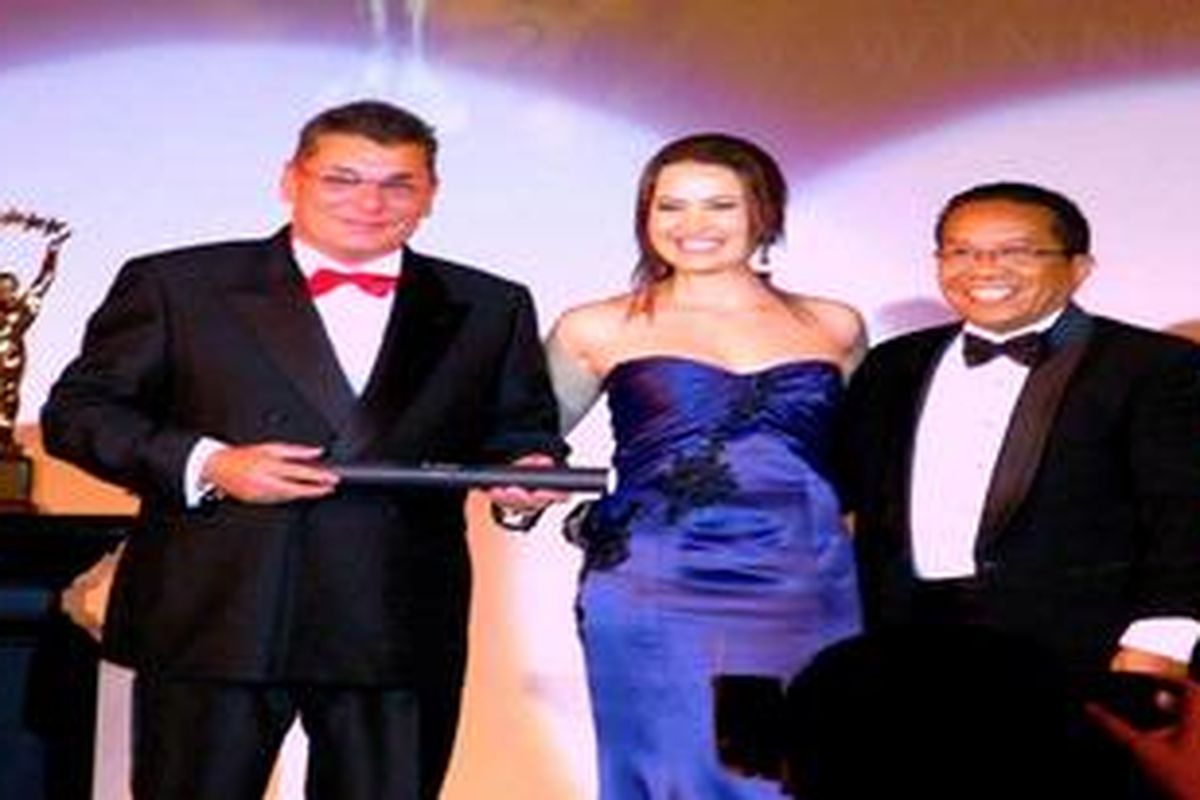 The Samaya Seminyak Bali Raih Penghargaan Top Romance in The World 2010. Dari kiri Ray Clark (General Manager The Samaya Seminyak), Marinique Truter (Executive Manager WLHA, dan Johannes Makatita (DOSM The Samaya)