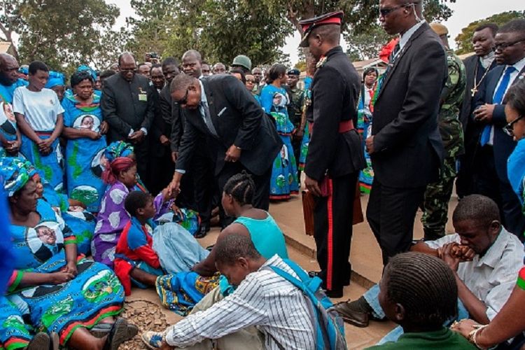 Presiden Malawi, Arthur Peter Mutharika, berempati terhadap para korban yang berdesak-desakan di pintu masuk Stadion Nasional Bingu pada perayaan kemerdekaan negara tersebut, Kamis (6/7/2017). 