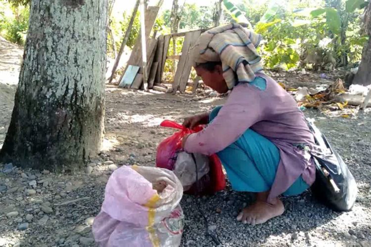 Nenek Sulastri (80) tak dapat bantuan pemerintah selama pandemi, ia cari makan dengan mengumpulkan sisa brondolan sawit. Untuk itu, ia harus berjalan puluhan kilometer saban hari. Kadang ia apes, pulang malam tapi tidak membawa hasil apa-apa. 