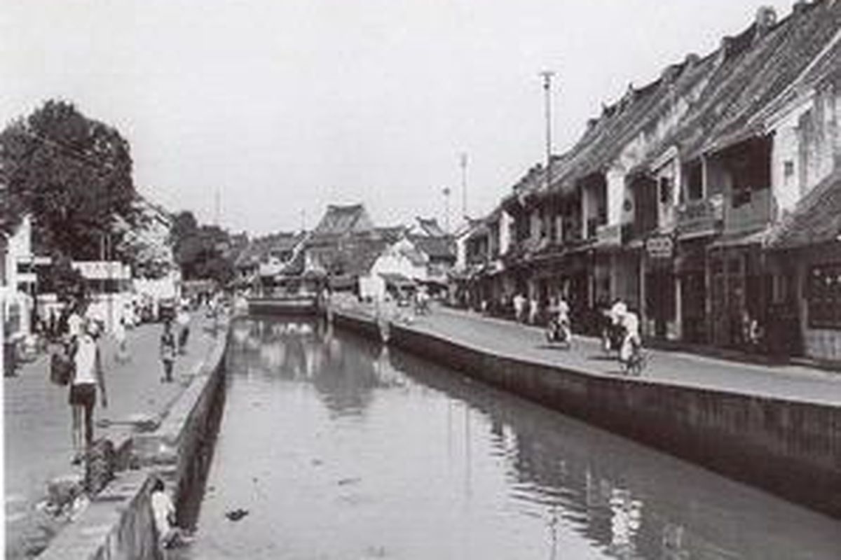 Beginilah suasana Jalan Toko Tiga di Pancoran, Jakbar dengan kondisi kali yang terlihat sudah kotor