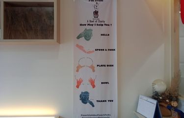 Tulisan bahasa isyarat di Kurabu Ramen.  