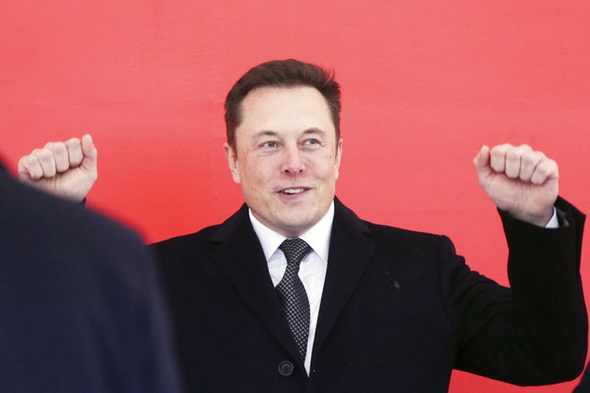 Dalam foto yang diambil Senin, 7 Januari 2019, dan dirilis oleh Xinhua News Agency, CEO Tesla Elon Musk menghadiri upacara peletakan batu pertama pabrik Tesla Shanghai di Shanghai, China. 