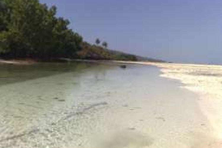 Pasir putih di Pantai Wabula, Desa Wabula, Kecamatan Wabula, Kabupaten Buton, Sulawesi Tenggara. Pantai ini mempunyai pantai pasir putih yang memanjang.