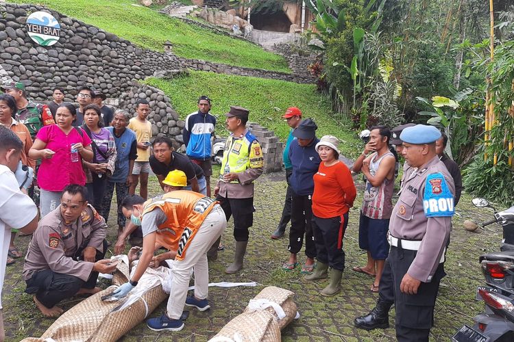 Petugas saat mengevakuasi jasad wisatawan asing yang tewas tertimbun longsor di Desa Jatiluwih, Kecamatan Penebel, Kabupaten Tabanan, Provinsi Bali, Kamis (14/3/2024). 