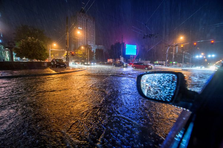 Ilustrasi cuaca hujan di malam hari.