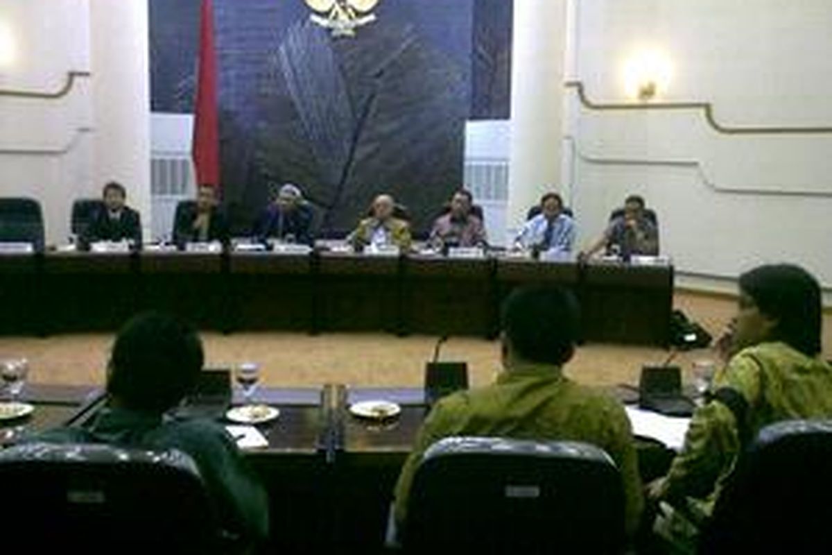 Tim Pencari Fakta (TPF) bertemu dan berdiskusi dengan para pegiat antikorupsi di Kantor Wantimpres, Rabu (4/11). TPF datang tanpa Hikmahanto Juwana dan setidaknya 20 pegiat datang dalam pertemuan ini.