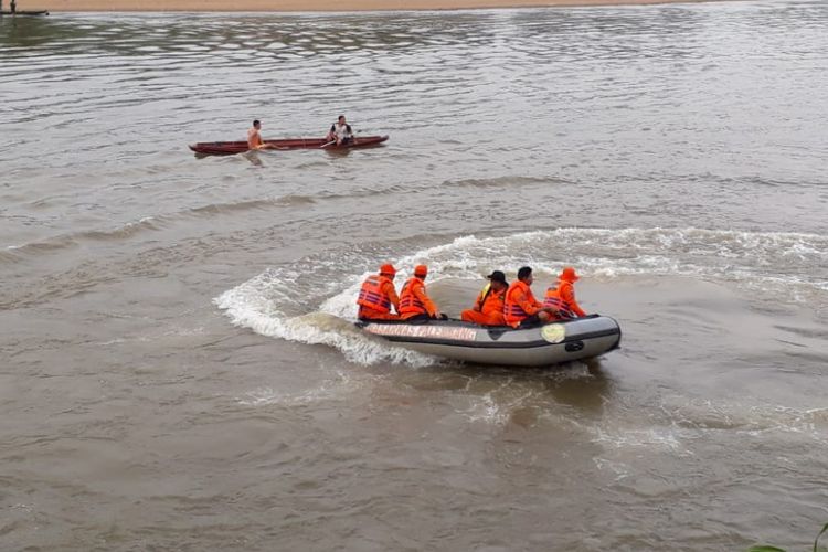 Proses pencarian Zelo Alkantra (4) bocah yang tenggelam di Sungai Musi, Desa Kertasari, Kecamatan Karang Dapo, Kabupaten Musirawas, Sumatera Selatan, Jumat (7/9/2018).