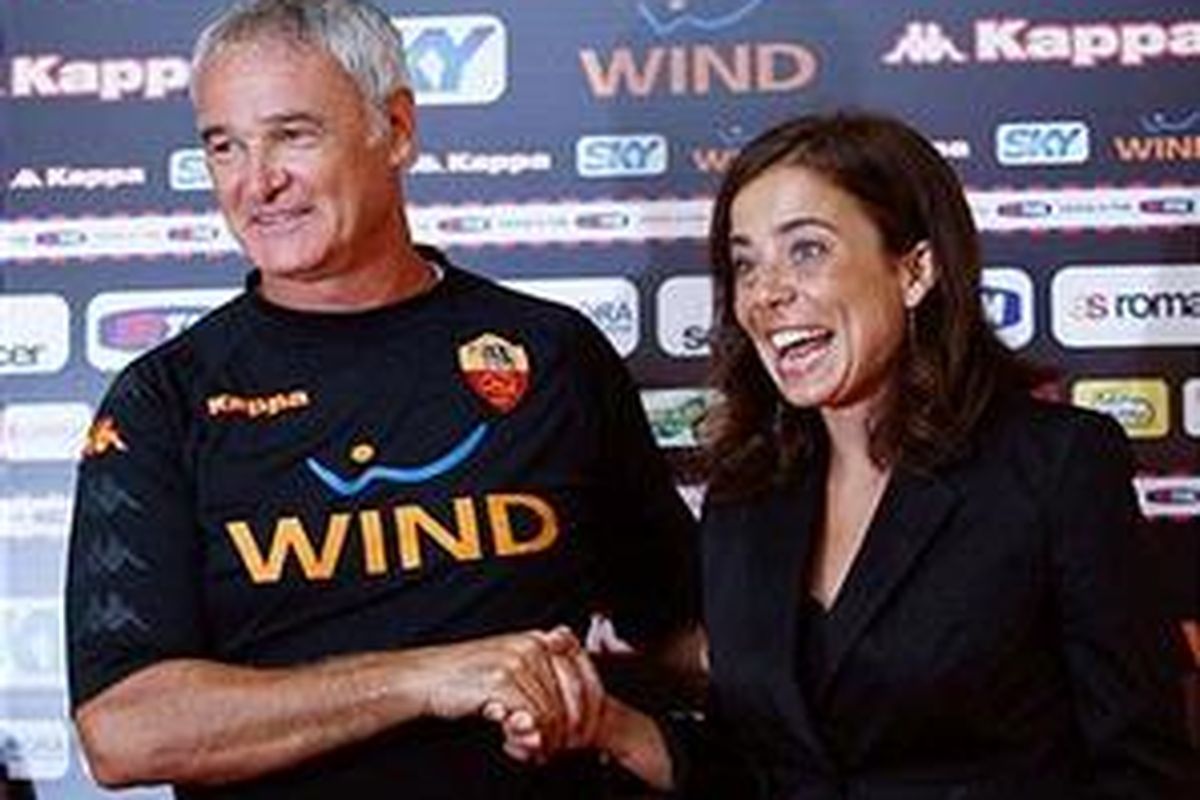 Pelatih Claudio Ranieri bersalaman dengan Presiden AS Roma, Rosella Sensi.