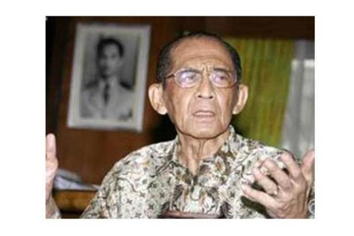 Pendiri Petisi 50 yang juga mantan Gubenur DKI Jakarta Ali Sadikin saat berada di rumahnya (15/5/2007). Ali Sadikin wafat karena sakit, Selasa (20/5), pukul 18.30 di Singapura.
