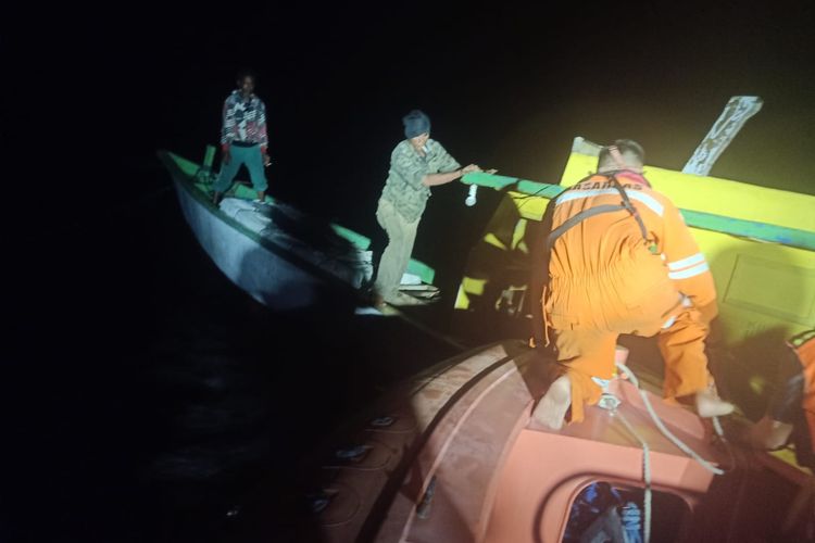 Petugas SAR Kupang, saat mengevakuasi lima nelayan