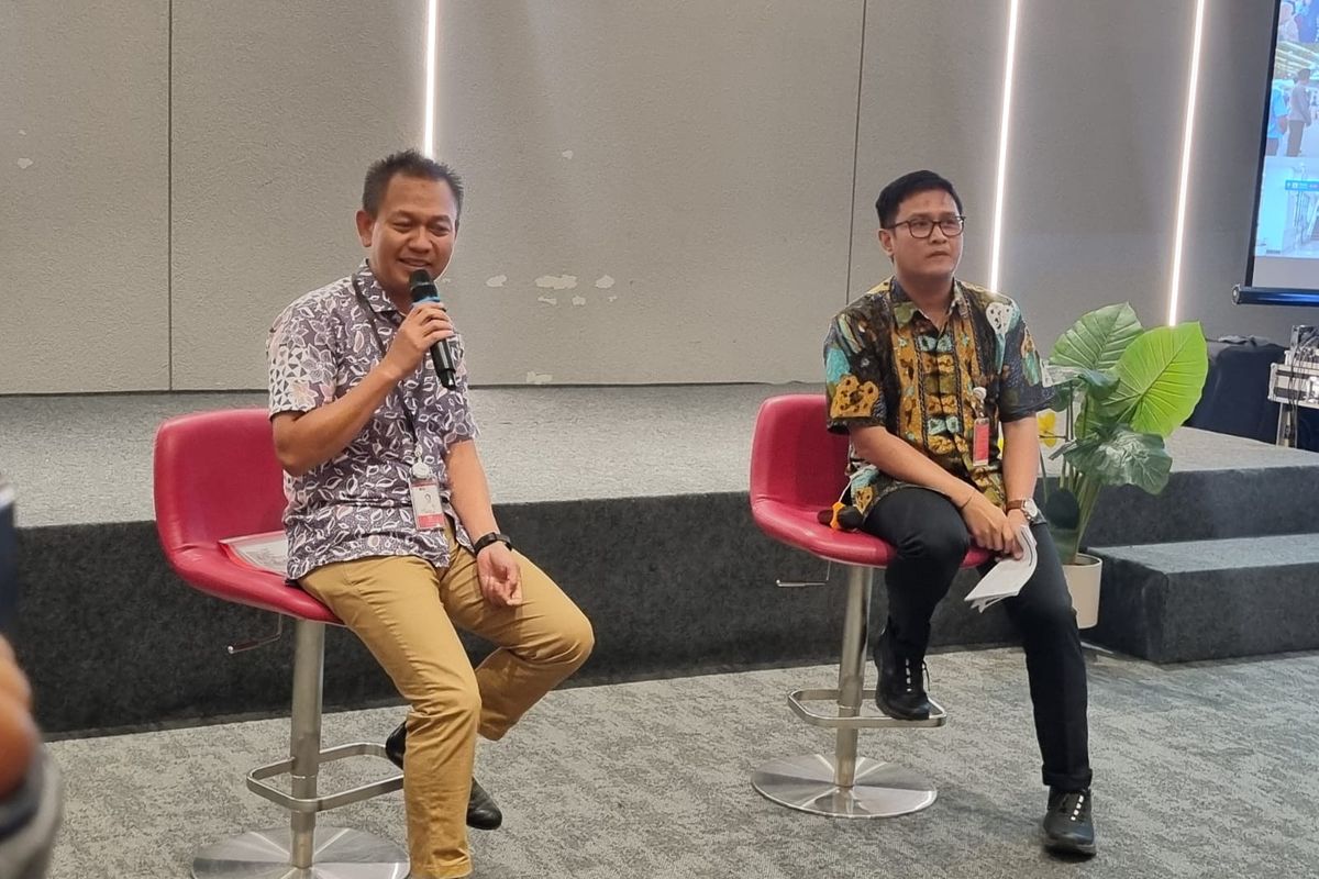 Direktur Operasi dan Pemasaran KCI Broer Rizal (kiri) saat konferensi pers Angkutan Lebaran 2024 di Jakarta, Selasa (23/4/2024).