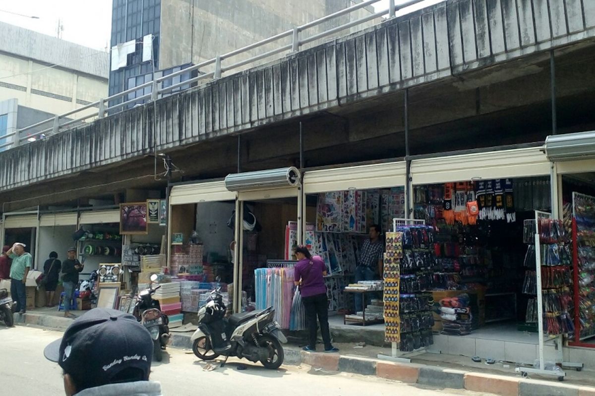 Kios semi permanen dibangun di bawah flyover kawasan pertokoan flyover di Jalan Petak Baru, Pasar Pagi Asemka, Roa Malaka, Tambora, Jakara Barat, Jumat (20/10/2017) pagi.