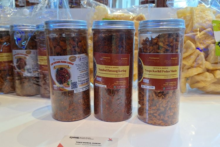 Beragam produk olahan seperti Sambal Bawang Kering dan Tempe Krikil Pedas Manis dari Pesantren Nurul Hakim, Lombok, turut meramaikan ISEF 2025. 