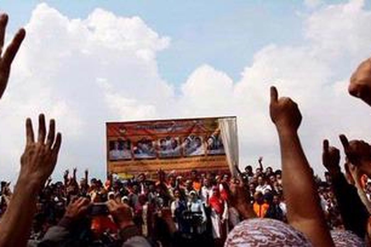 Para pasangan calon serta para pendukungnya berkumpul dalam Deklarasi Damai Pilkada Jabar 2013 di Lapangan Gasibu, Bandung, Jawa Barat, Kamis (7/2/2013). Deklarasi Damai ini untuk mengajak komitmen para kontestan pilkada jabar beserta para pendukungnya menjaga keamanan dan ketertiban untuk bersama selama pelaksanaan kampanye serta selama berlangsungnya Pilkada Jabar 2013. 