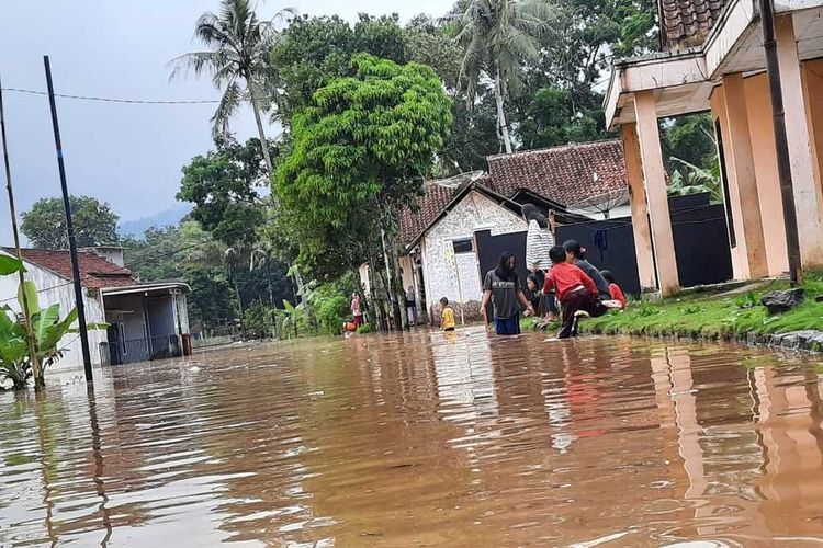 Ratusan rumah warga di Kecamatan Sukaresik terendam banjir musiman akibat meluapnya Sungai Citanduy pasca diguyur hujan deras, Rabu (10/06/2020).