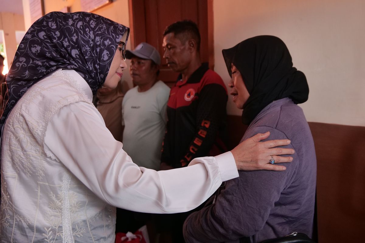Bupati Lumajang Indah Amperawati saat memberikan bantuan dana tunggu hunian kepada para penyintas, Rabu (3/12/2025)