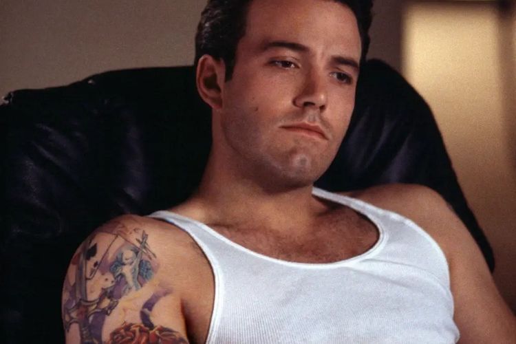 Tato Ben Affleck bergambar pedang, mawar, dan kartu remi.