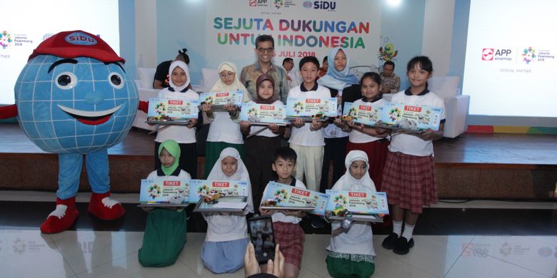 PP Sinar Mas Consumer Business Unit Head Sovan K. Ganguly dan Penulis Muda Fayanna Ailisha Davianny bersama 10 Penulis Terbaik dari program Ayo Menulis Bersama SiDU! yang diselenggarakan sejak April 2018 di 100 sekolah dasar se-Jabodetabek.
