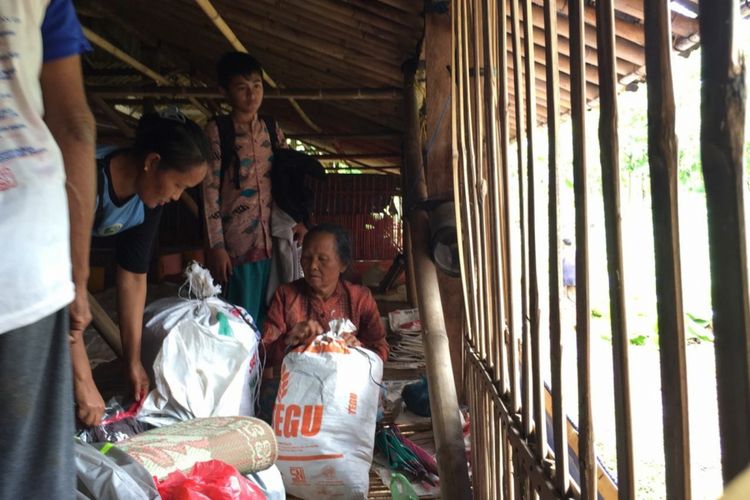 Warga desa Pacarejo, Semanu, Gunungkidul, saat Berada di Kandang ayam