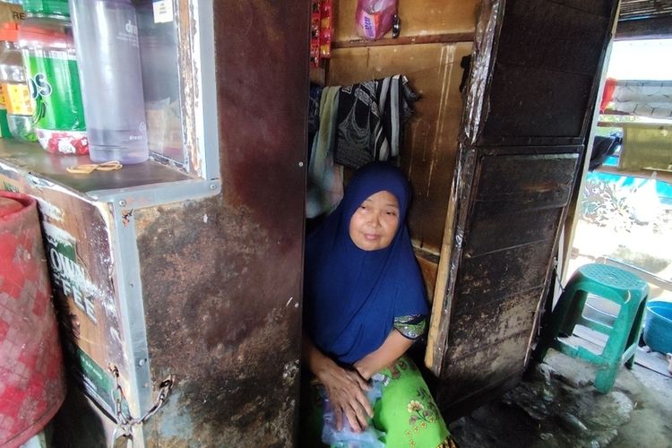 Perjuangan Dasti Pedagang Gorengan di Cirebon, Jadi Tulang Punggung Keluarga di Usia 56 Tahun
