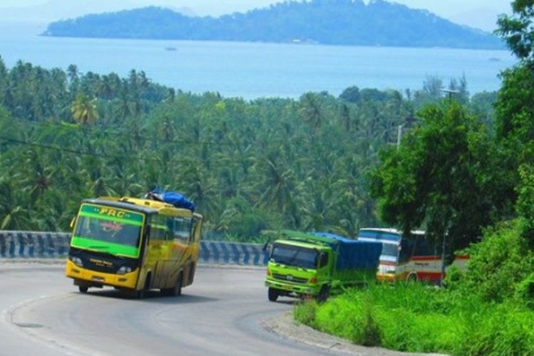 Ilustrasi bus di jalur lintas Sumatera