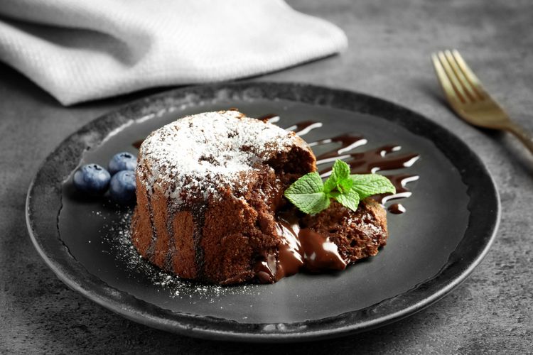 ilustrasi molten chocolate cake. 