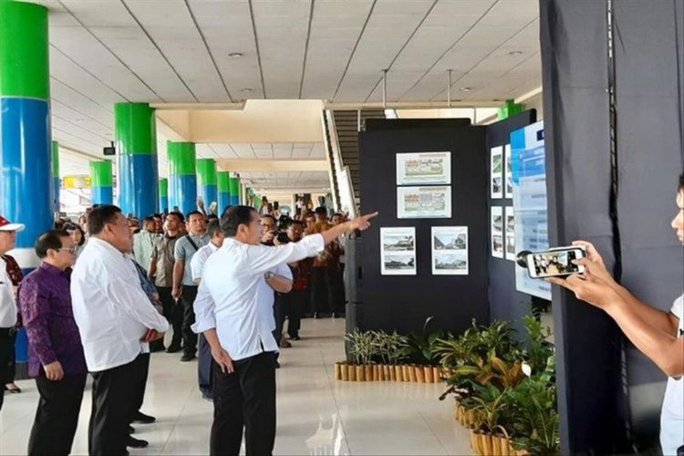 Presiden Jokowi saat melihat rencana pengembangan Bandara Samrat, Manado, Kamis (4/7/2019) pukul 12.05 Wita.
