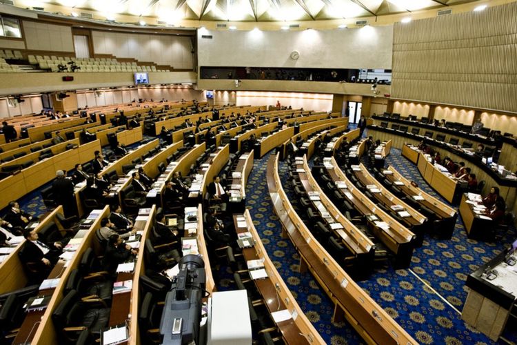 Ketahuan Nonton Siaran Langsung Konser Saat Debat Anggaran Negara, Anggota Parlemen Thailand Minta Maaf