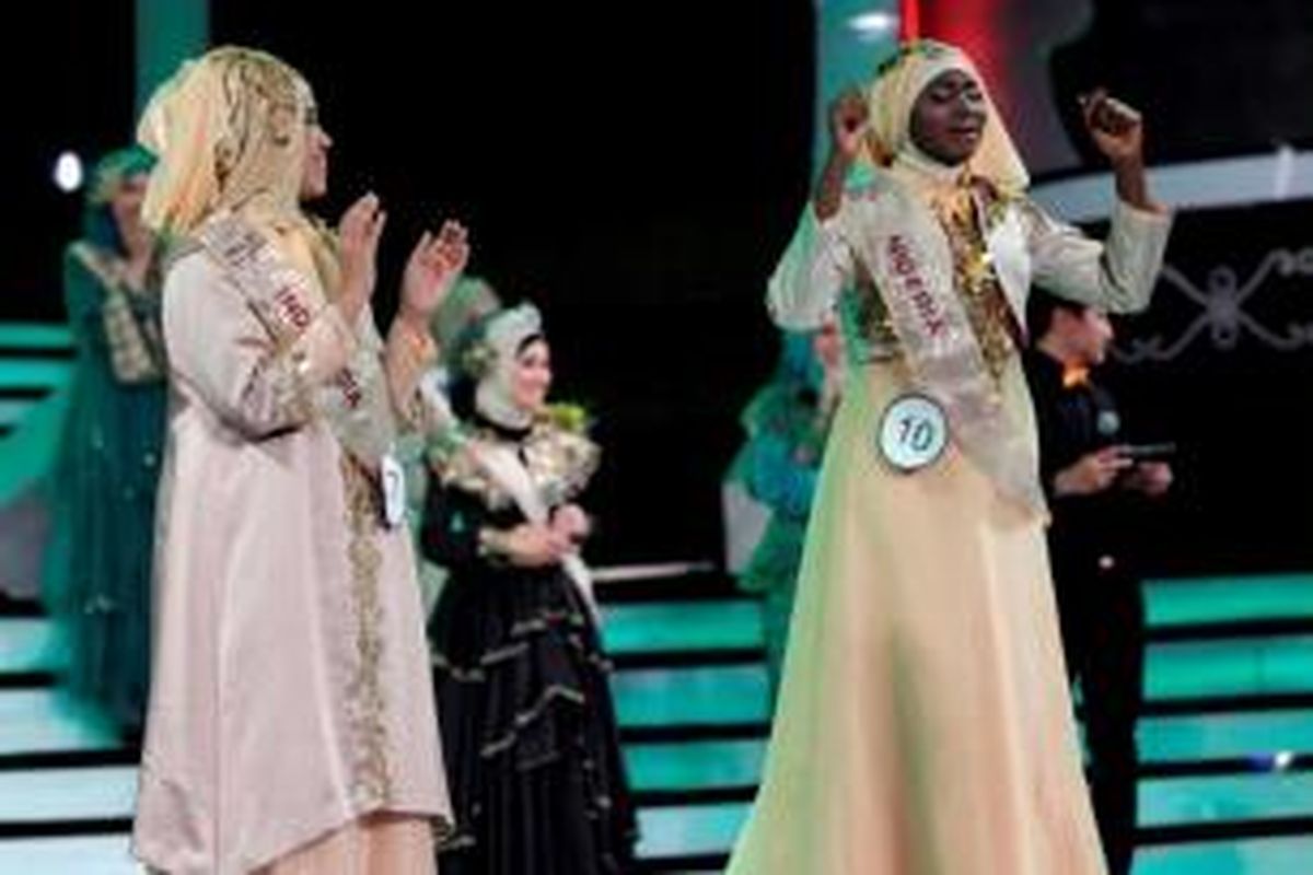 Obabiyi Aishah Ajibola (kanan) dari Nigeria, berekspresi setelah dinobatkan sebagai pemenang World Muslimah 2013 di Balai Sarbini, Jakarta, Rabu (18/9/2013). Obabiyi berhasil menyisihkan 19 finalis yang berkompetisi di malam penganugerahan tersebut.