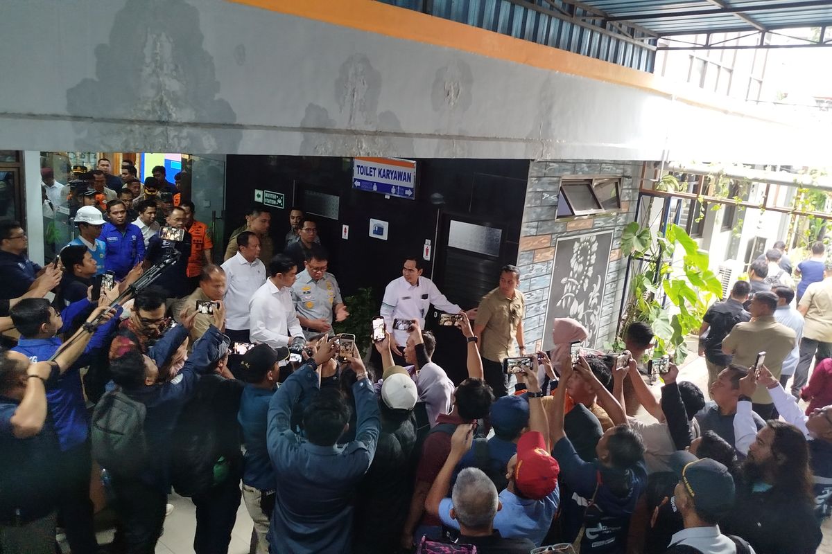 Wapres Gibran melewati kerumunan awak media yang telah menunggunya saat meninjau Pelabuhan Ketapang Banyuwangi, Minggu (6/7/2025) 