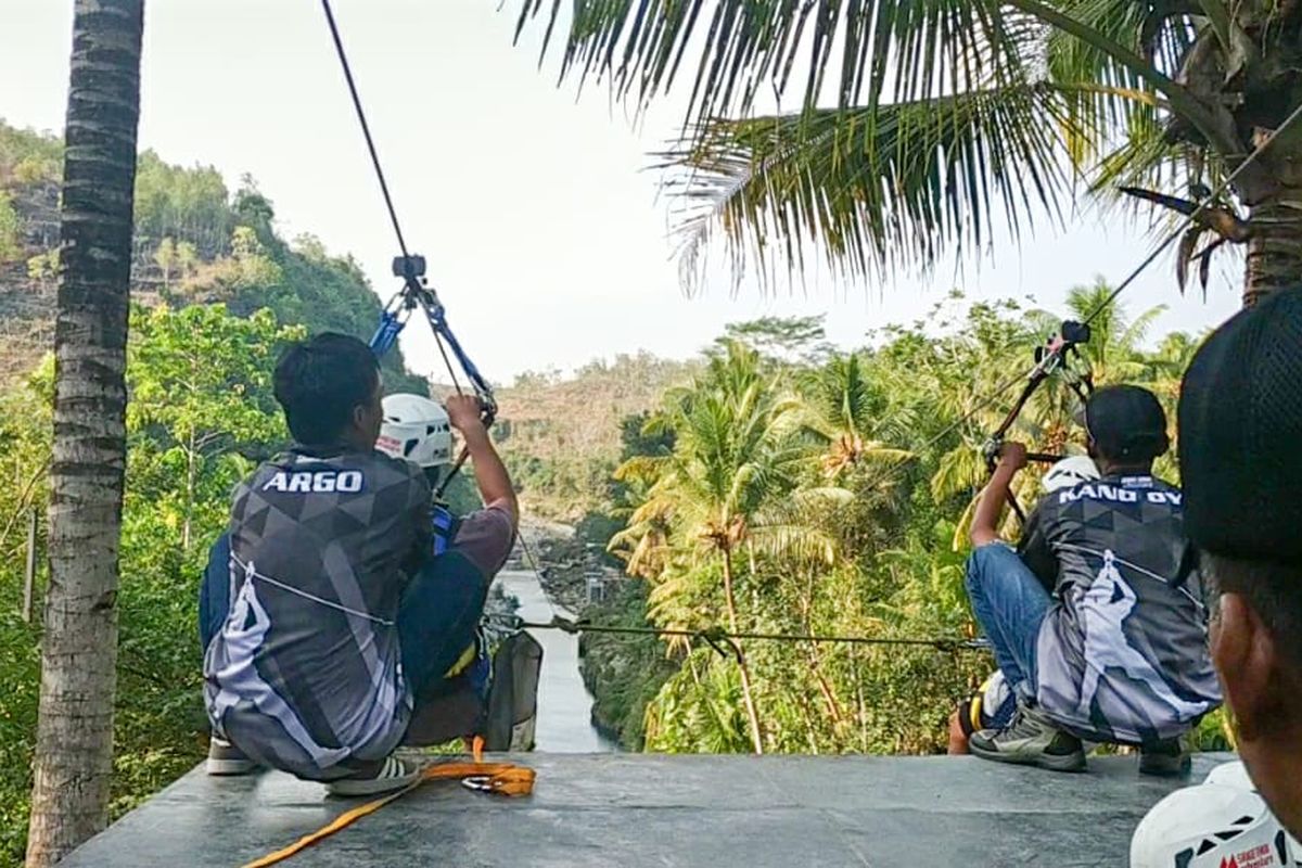 Tempat wisata Air Terjun Sri Gethuk di Gunungkidul, Yogyakarta.