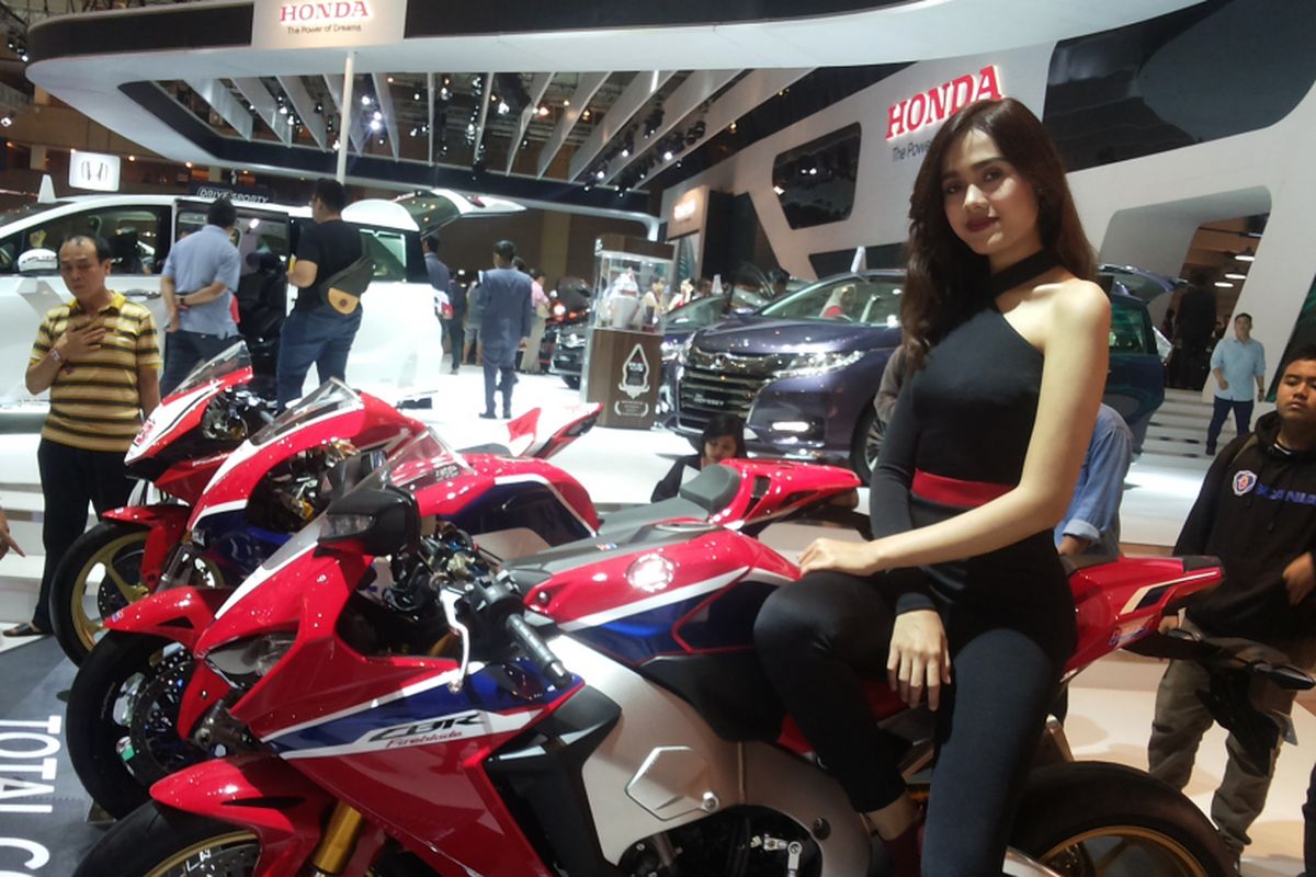 Salah soorang sales promotion girl (SPG) berpose di salah satu produk CRF yang dipajang di stan yang dibuka Honda selama Indonesia International Motor Show (IIMS), JIExpo, Kemayoran, Jakarta.