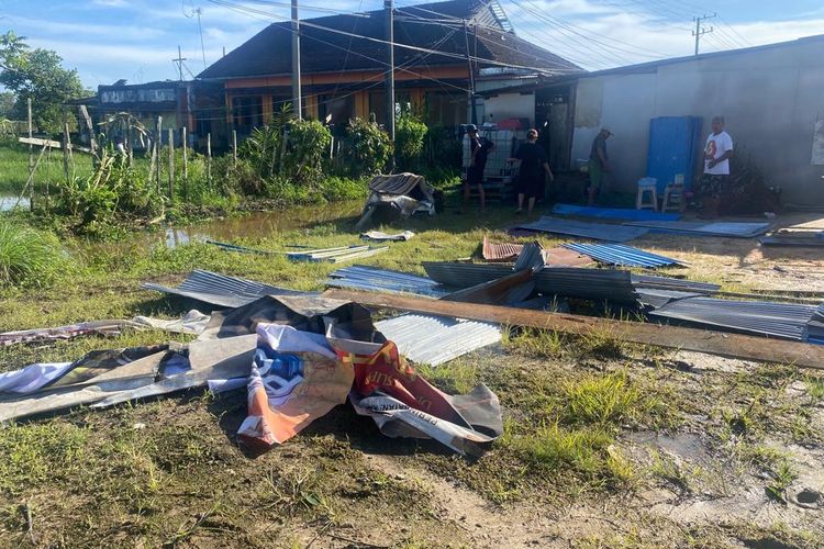 Angin puting beliun rusak 22 rumah warga di Penajam