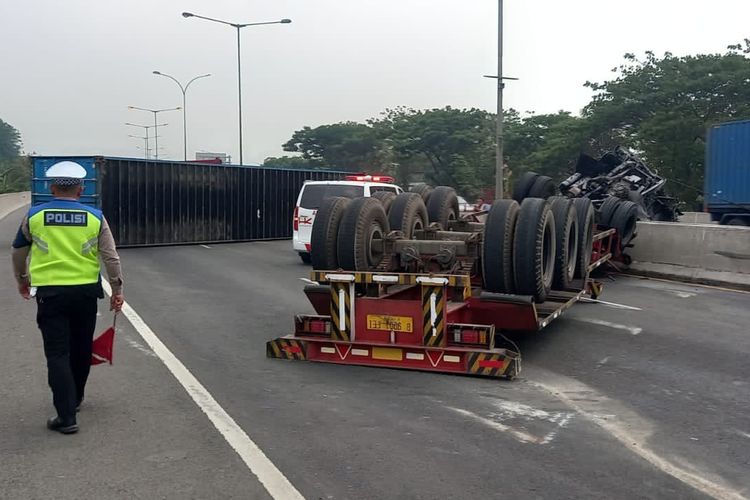 Terjadi kecelakaan lalu lintas di jalan Tol JORR KM 61, exit Semper, Jakarta Utara pada Selasa (24/10/2023). 