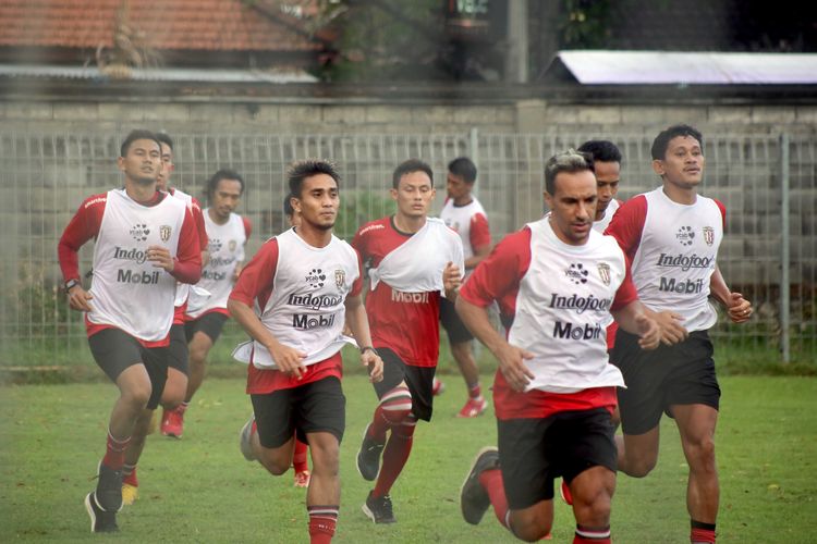 Pemain Bali United latihan perdana seusai libur lebaran di Lapangan Yoga Perkanthi Jimbaran, Bali, Rabu (19/05/2021) sore. 