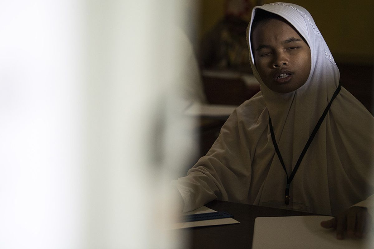 Pelajar tunanetra mengikuti Ujian Nasional Berbasis Kertas dan Pensil (UNKP) di Sekolah Luar Biasa Negeri (SLBN) A Kota Bandung, Jawa Barat, Senin (1/4/2019). Sebanyak 13 peserta didik tunanetra mengikuti ujian tersebut yang berlangsung dari tanggal 1, 2 dan 4 April 2019.