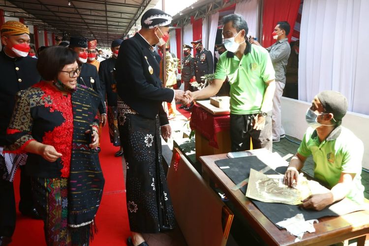 Gubernur Jateng Ganjar Pranowo memberikan remisi di Lapas Kedungpane Semarang. Kamis (17/8/2022)