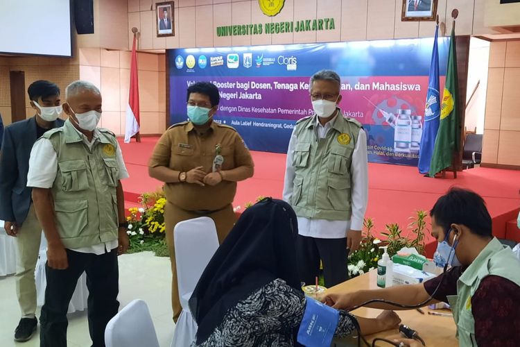 UNJ dan Dinas Kesehatan DKI Jakarta menggelar sentra vaksinasi ketiga (booster) bagi dosen, tenaga kependidikan (tendik), dan mahasiswa pada 21-23 Maret 2022 di Kampus A UNJ, Jakarta.