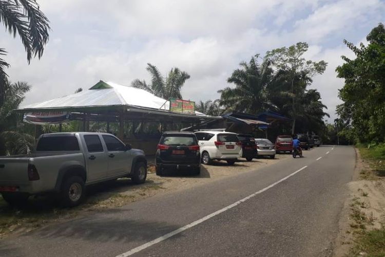 Deretan mobil pelanggan di tempat makan melegenda di Bengkulu Selatan Ayiak Ndelengau