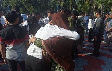 Peluk dan Tangis Iringi Keberangkatan 100 Siswa Depok ke Barak Militer