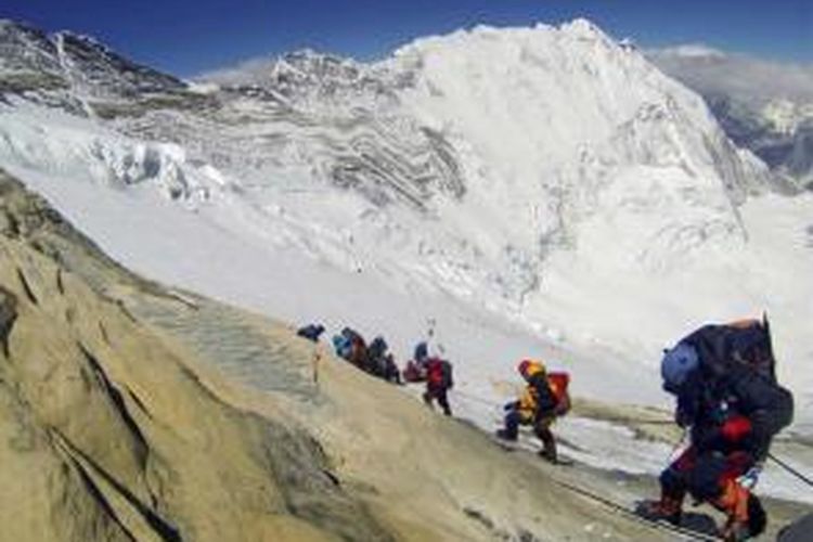 Pendaki dari berbagai negara turun menuju Camp 4 usai mencapai puncak Gunung Everest (8,850 meter), 18 Mei 2013. Mei adalah bulan yang paling populer untuk pendakian Everest karena cuaca yang lebih menguntungkan.