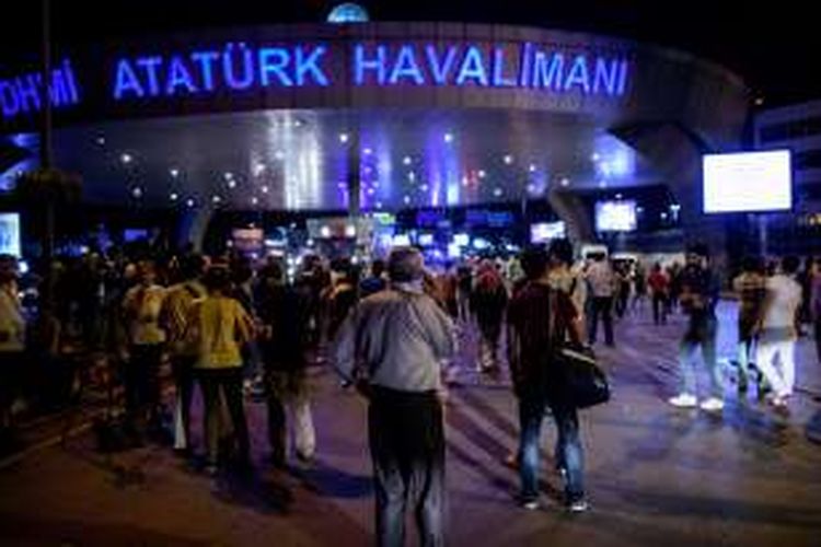 Situasi di halaman Bandara Ataturk Turki, Selasa (28/6/2016) malam waktu setempat setelah terjadi serangan bom bunuh diri. Setidaknya 28 orang tewas akibat serangan ini.