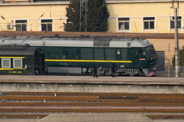 Foto yang diambil pada 9 Januari 2019, menunjukkan kereta lapis baja berwarna hijau tua milik Korea Utara yang digunakan oleh pemimpin tertinggi dalam perjalanan ke luar negeri.