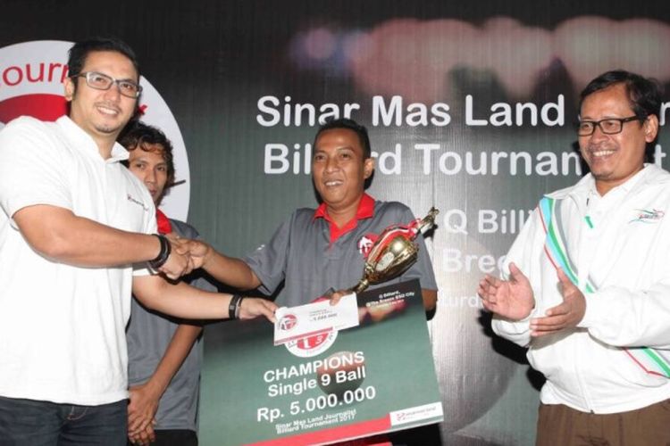 Head Corporate Communication Sinar Mas Land, Panji Himawan (kiri) didampingi Deputi Pemberdayaan Olahraga Kemenpora, Raden Isnanta (kanan), memberikan piala kepada para pemenang Single 9 Ball pada ajang  Sinar Mas Land Journalist Billiard Tournament (SMLJBT) 2017 di Q Billiard, The Breeze, BSD City, Sabtu (6/5).